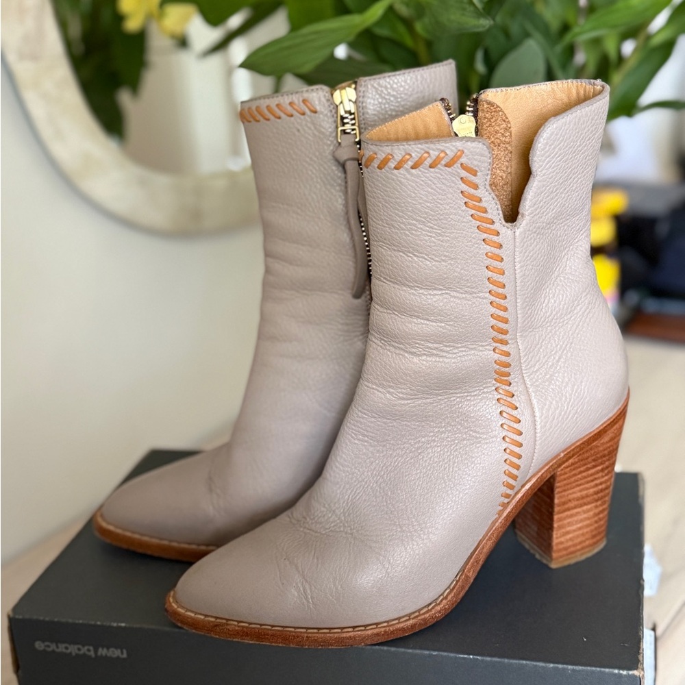 Lucchese Leather Booths Women
